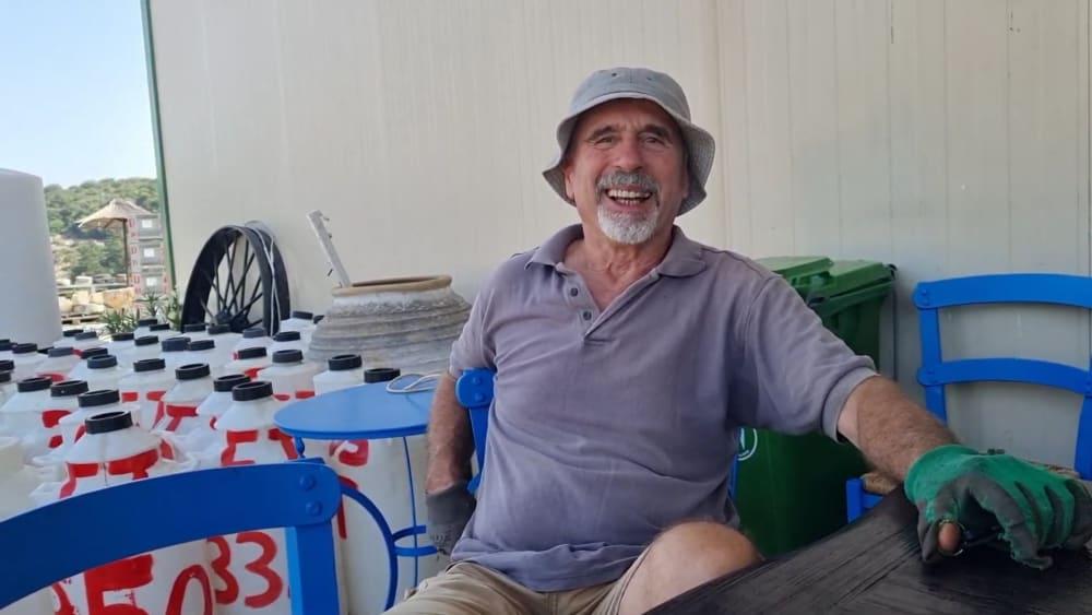 En glad olivodlare i olivkvarnen på Kreta