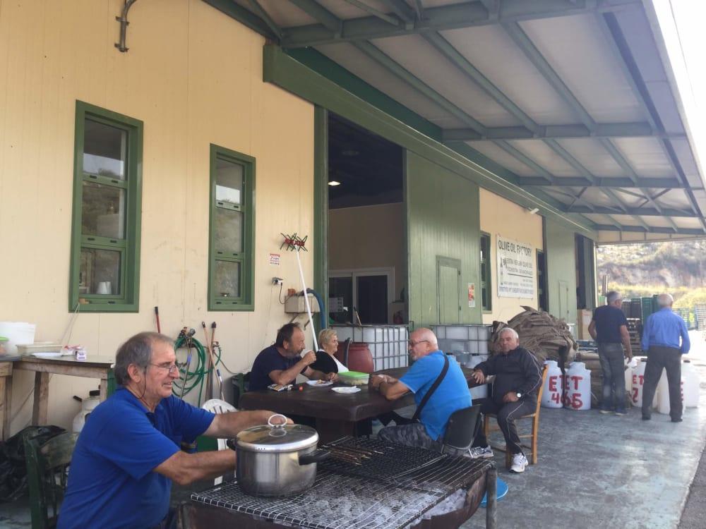 Olivodlare framför olivkvarnen