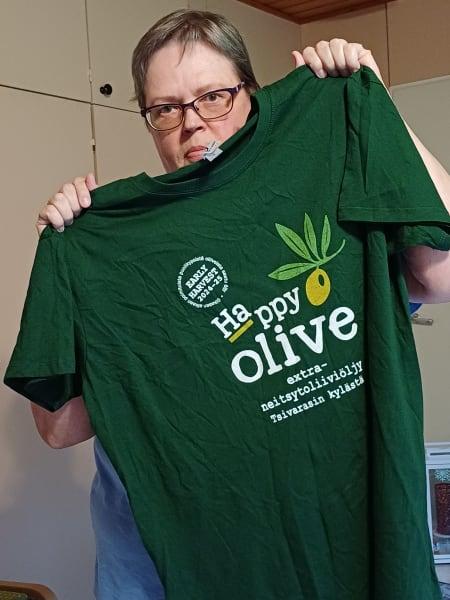 Bild nummer 2 där en Happy Olive-kund har tagit en bild på sin Happy Olive T-shirt.