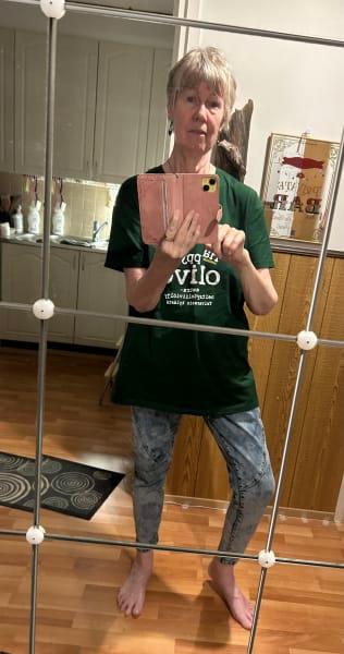 Bild nummer 3 där en Happy Olive-kund har tagit en bild på sin Happy Olive T-shirt.