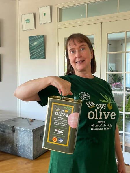 Bild nummer 4 där en Happy Olive-kund har tagit en bild på sin Happy Olive T-shirt.