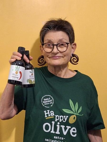 Bild nummer 5 där en Happy Olive-kund har tagit en bild på sin Happy Olive T-shirt.