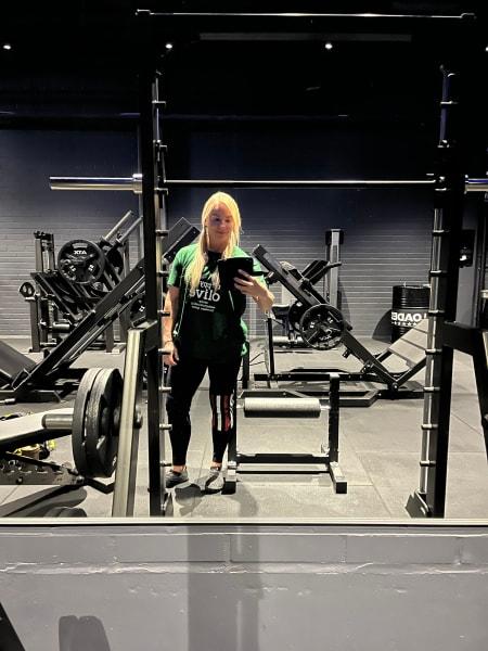 Bild nummer 6 där en Happy Olive-kund har tagit en bild på sin Happy Olive T-shirt.