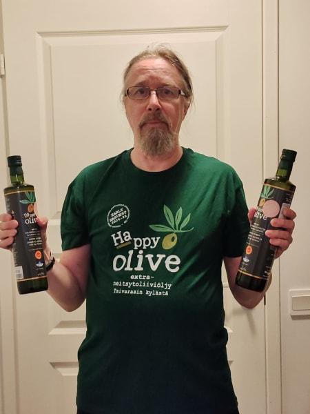 Bild nummer 7 där en Happy Olive-kund har tagit en bild på sin Happy Olive T-shirt.