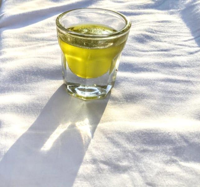 Småodlarens färska olivolja fås från tidig skörd (Early Harvest)