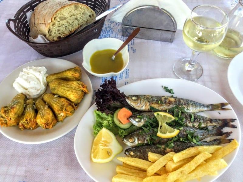 Färsk fisk och zucchiniblommor